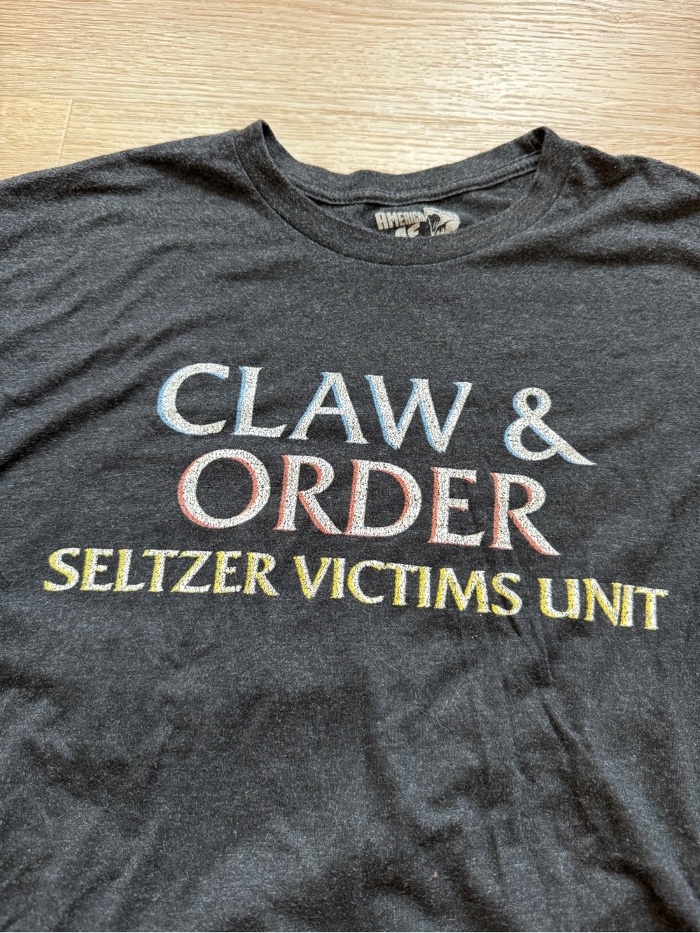 Claw & Order Gray T-Shirt Unisex Size Large - Picture 2 of 5